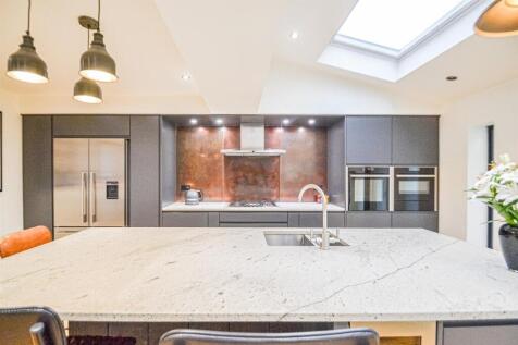 Breakfast Kitchen &amp; Centre Island