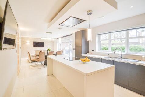 Breakfast Kitchen &amp; Dining Area