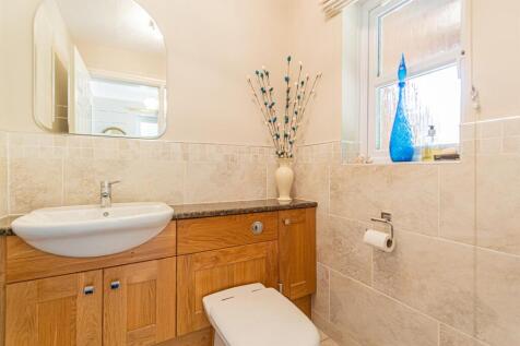 Cloakroom / WC.