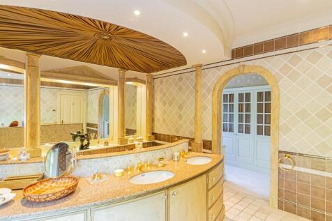 En-suite to Master Bedroom