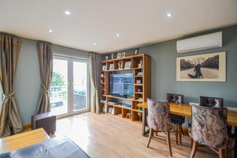 Lounge &amp; Dining Area