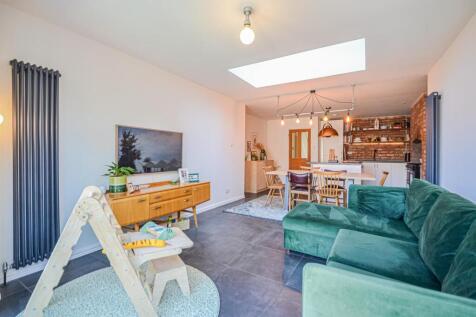 Family Room &amp; Dining Kitchen