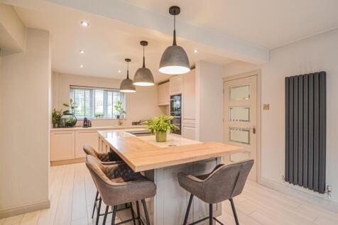 Dining Kitchen &amp; Centre Island