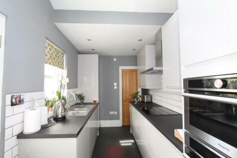 FITTED KITCHEN