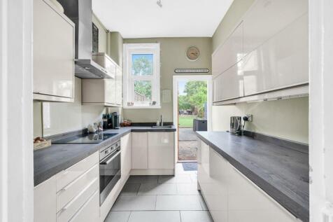 FITTED KITCHEN