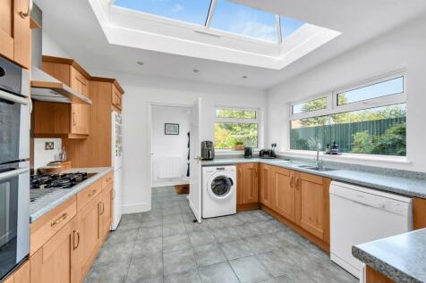 FITTED KITCHEN