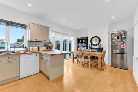 FITTED KITCHEN