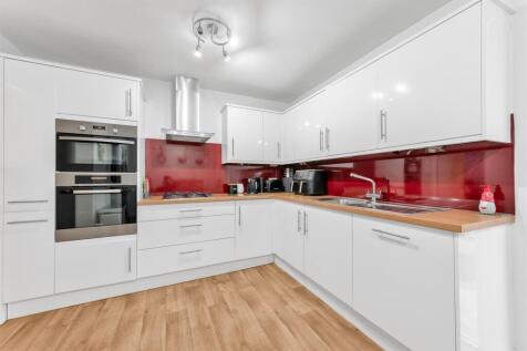 FITTED KITCHEN