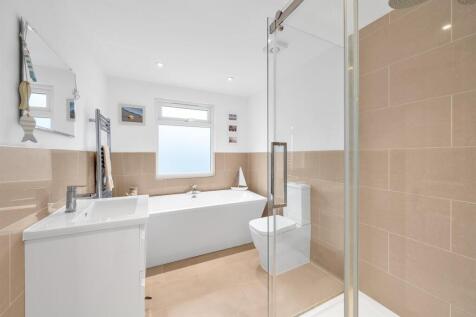 EN SUITE BATHROOM