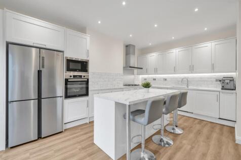 FITTED KITCHEN