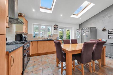 &#39;L&#39; SHAPED KITCHEN/BREAKFAST ROOM