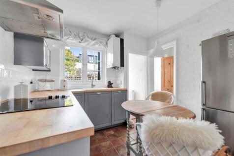 FITTED KITCHEN