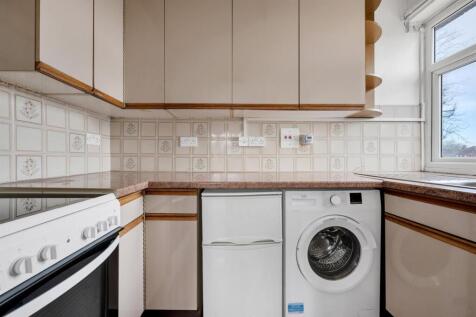 FITTED KITCHEN