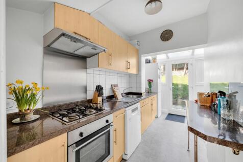FITTED KITCHEN
