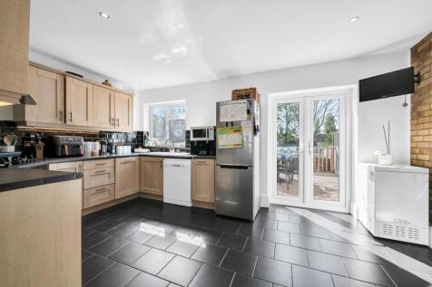 FITTED KITCHEN
