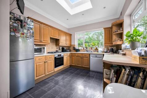 FITTED KITCHEN