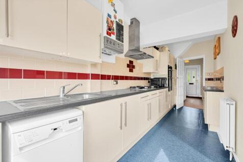 FITTED KITCHEN