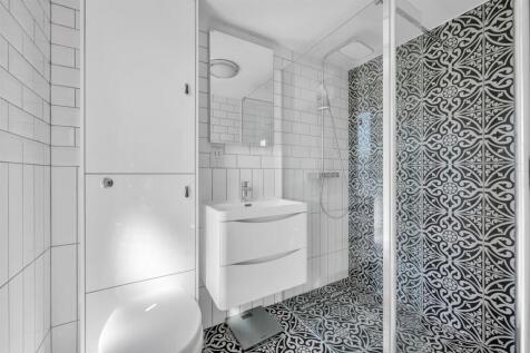 EN SUITE BATHROOM