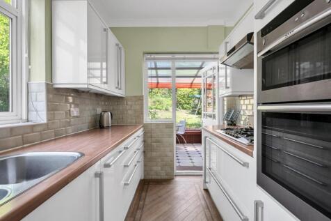 FITTED KITCHEN