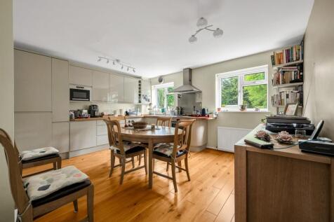 FITTED KITCHEN