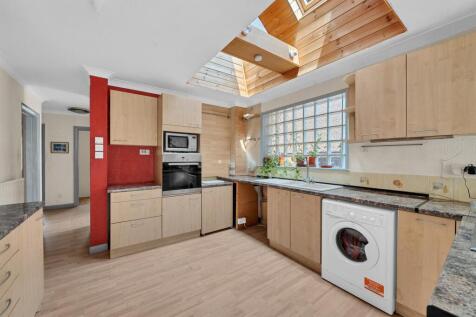 FITTED KITCHEN