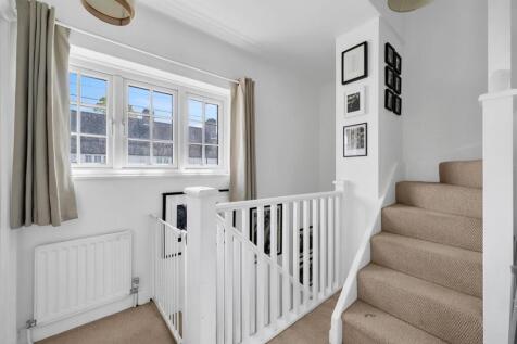 FIRST FLOOR LANDING