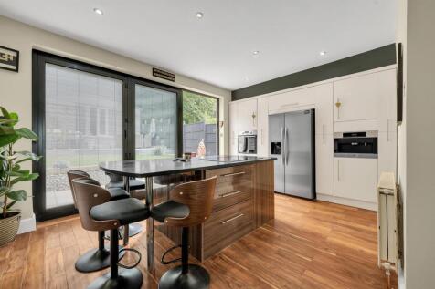 FITTED KITCHEN