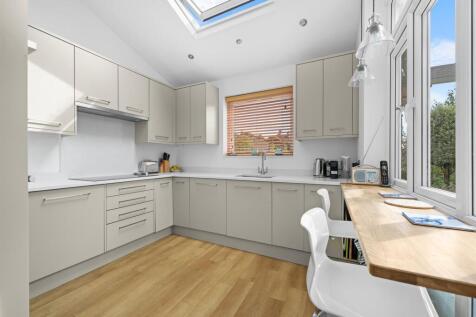 FITTED KITCHEN