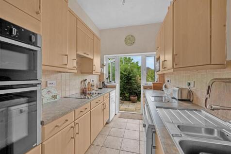 FITTED KITCHEN