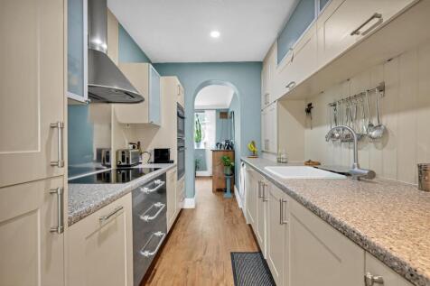 FITTED KITCHEN