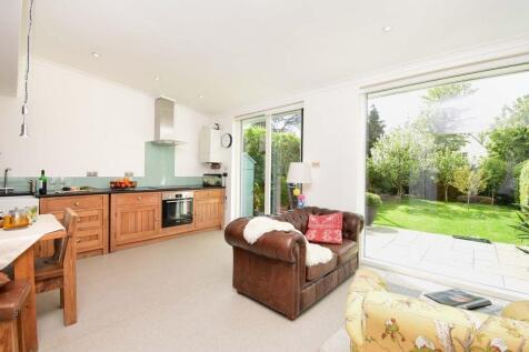 KITCHEN/LOUNGE/DINING ROOM