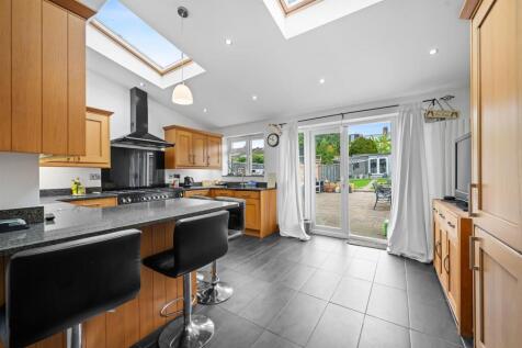 FITTED KITCHEN