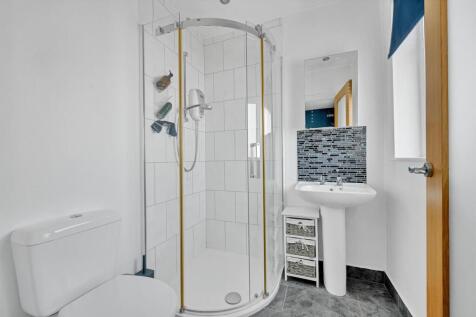 EN-SUITE BATHROOM