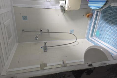 bathroom 1.jpg
