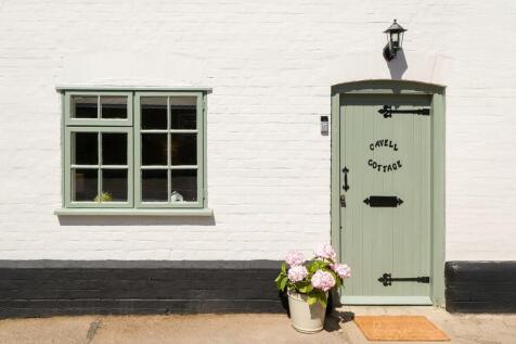 1440px-Cavell Cot...
