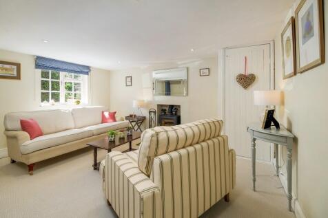 1440px-Cavell Cot...