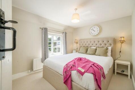 1440px-Cavell Cot...