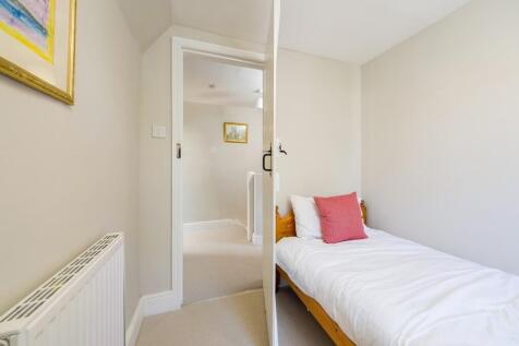 1440px-Cavell Cot...