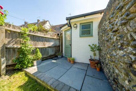 1440px-Cavell Cot...