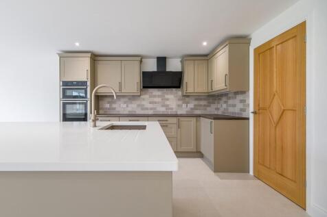 1440px-Elm Tree V...