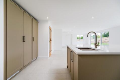 1440px-Elm Tree V...