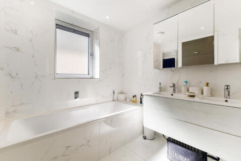 Primary En-Suite 1