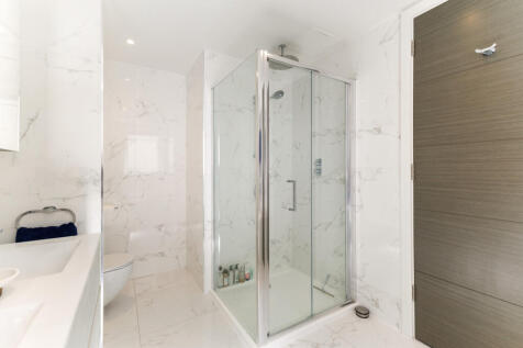 Primary En-Suite 3