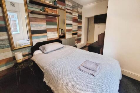 0c573c7b-Bedroom 201 20Heathfield 20Rd.jpg