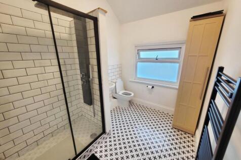 09354fa5-Shared 20Shower 20Room.jpg