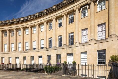 Royal-Crescent-Main-Landscape-hi-res_383390292_671
