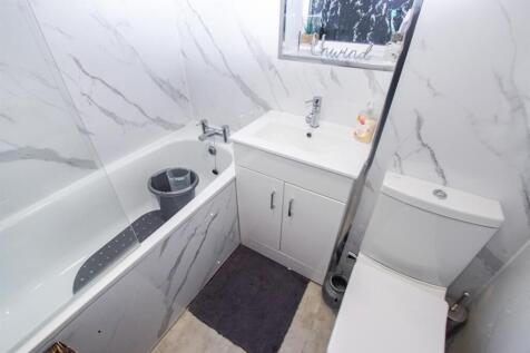 101 lowestoft drive bathroom.JPG