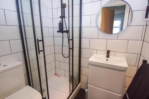 14 amesbury bed2 ensuite 2025.JPG