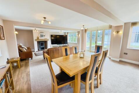 Main Lounge/Dining Room