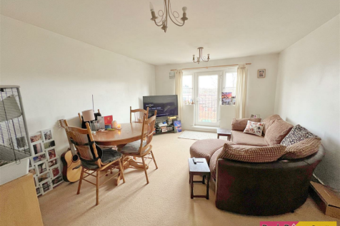 LOUNGE/DINING AREA